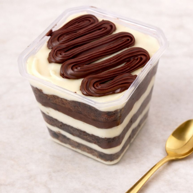 Desfrute de uma irresistível massa de chocolate 50%, deliciosamente macia, que harmoniza perfeitamente com as duas camadas de nosso encantador e cremoso recheio de brigadeiro de Ninho. A experiência culmina com uma generosa camada de mousse de Nutella, proporcionando um equilíbrio perfeito de sabores e texturas. Este 'Bolo de pote 250 ml' é uma verdadeira delícia para os amantes de chocolate e leite Ninho. Aproveite nossa promoção com cupom de desconto e entrega grátis. Uma indulgência com sabor de prazer, esse é o nosso 'Ninho com Nutella'.