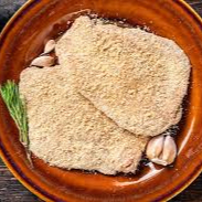 Bandeja contendo 500g (aproximadamente) de filé de peito de frango fresco á milanesa .