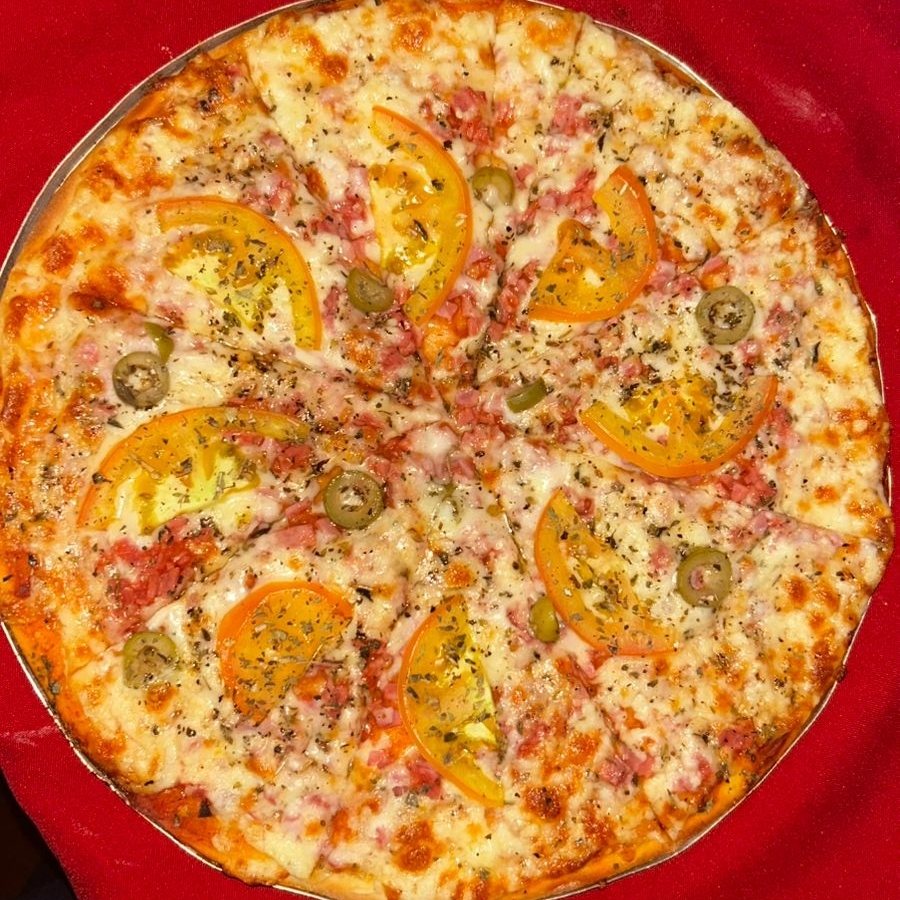MOLHO, QUEIJO MUSSARELA, PRESUNTO, TOMATE, AZEITONA E OREGANO.