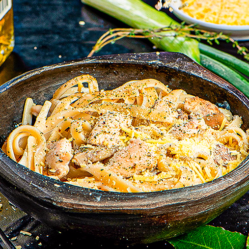 Pasta Alfredo con Pollo