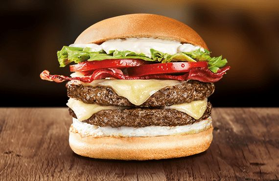 Dois hambúrgueres bovinos suculentos (100g cada), muçarela derretida, bacon, ovo, alface-americana, tomate e nossa maionese cremosa. É o sanduíche de respeito, pronto para encarar qualquer fome!