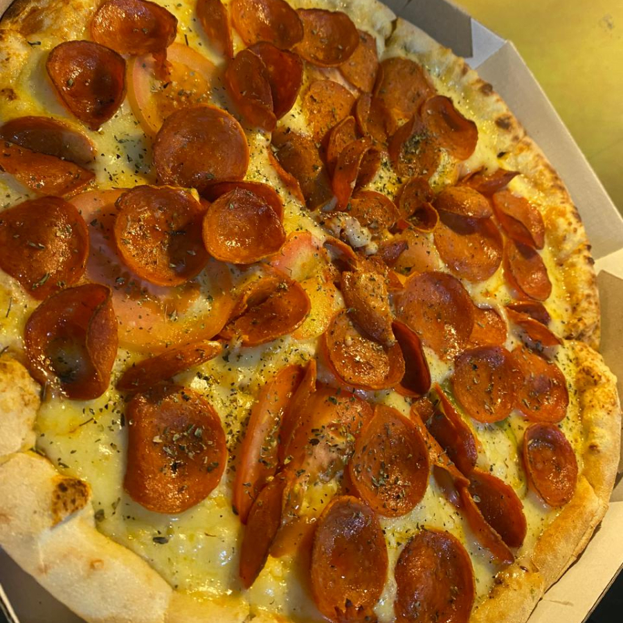 Pepperoni, tomate e muçarela.