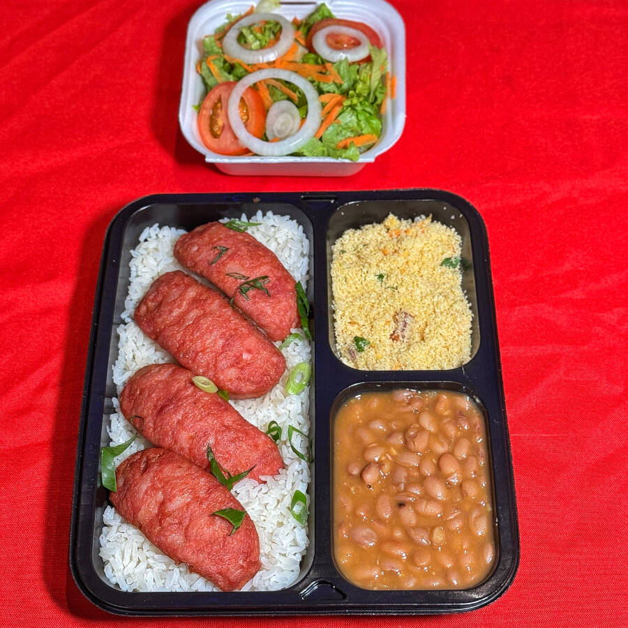 Duas linguiças toscanas grelhadas na brasa, com sabor irresistível. Acompanha farofa especial e salada fresca com alface, tomate e cebola. Leve, saboroso e perfeito para qualquer hora do Dia.