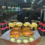Perfeito para aproveitar com sua família! 4 hambúrgueres suculentos, 4 refrigerantes de 200ml, uma porção de fritas crocantes e molhos especiais para acompanhar.