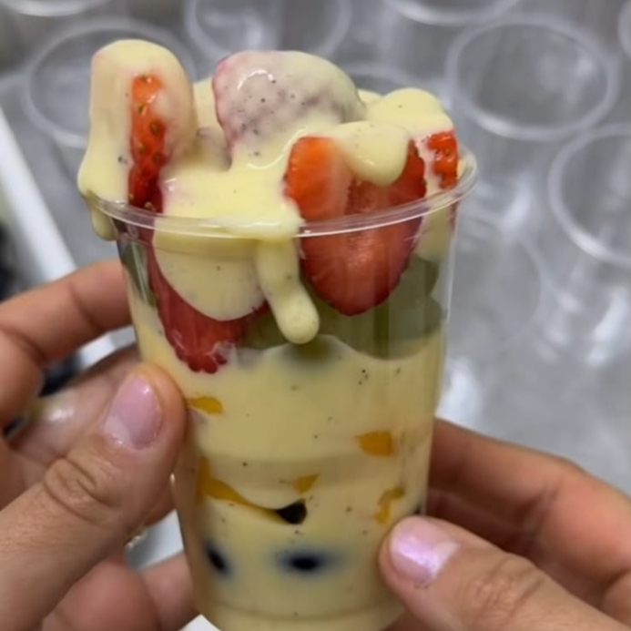 Acompanhamento: Morango , Uva , Manga e Kiwi . Mais o mousse de Maracujá
