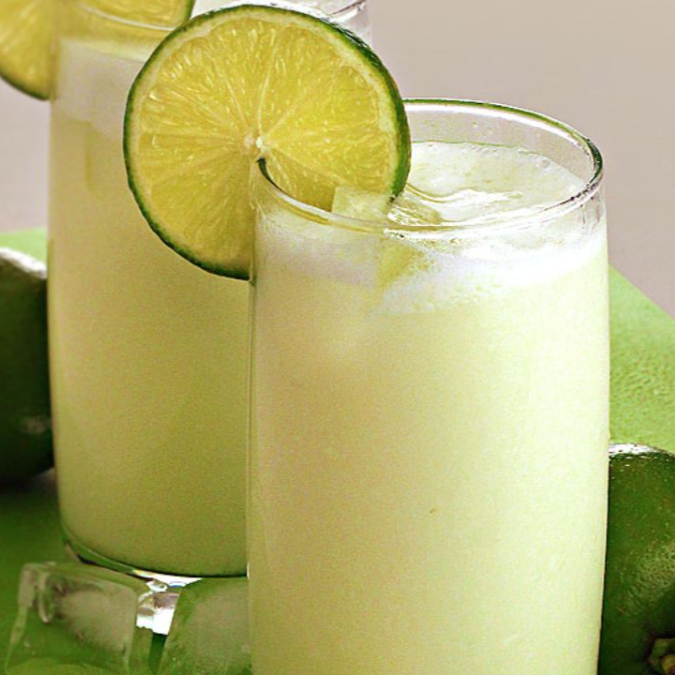 Refresque-se com a Limonada Suíça, uma combinação perfeita de limão, leite condensado, gelo e água, ideal para um Dia ensolarado.