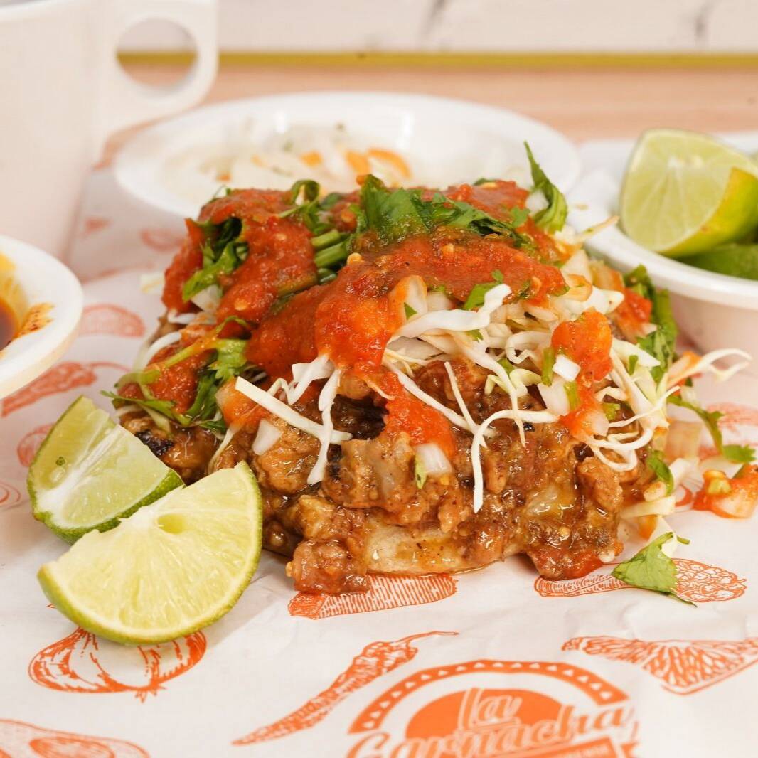 Gordita de Chicharrón en Salsa Verde