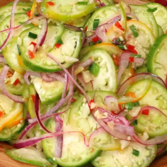 LAMINAS DE JILÓ REGADA A SUCO DE LIMÃO E VINAGRE, E CEBOLA ROXA.