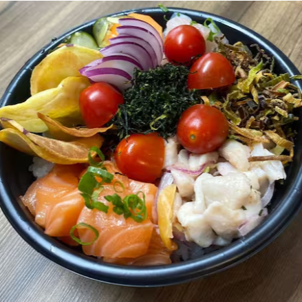 Ceviche ,Cebola roxa,Salmão cubos,Arroz Gohan, Sunomono, Chips batata doce, Crispes alho poro, Crispes couve, Tomate cereja, Molho especial.