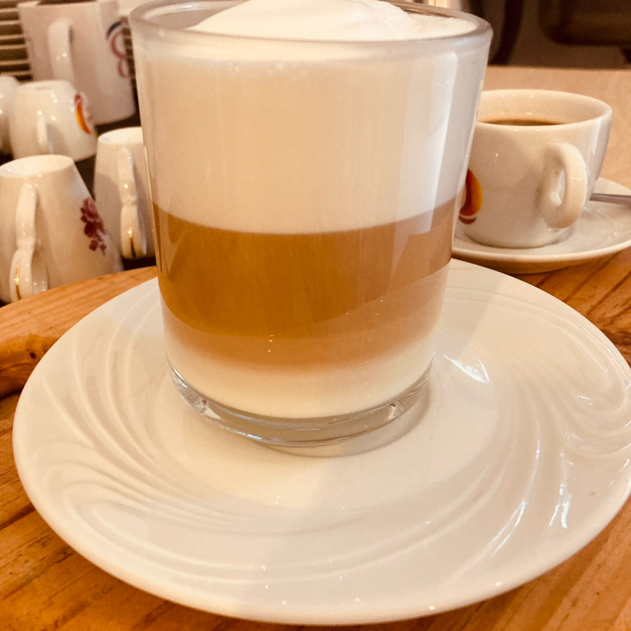 Uma dose de expresso com leite cremoso.