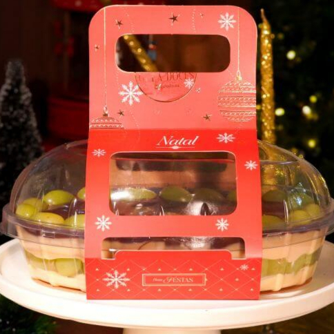 Irresistível com brigadeiro branco cremoso, uvas verdes sem caroço e ganache aveludada, criando uma sobremesa delicada, saborosa e com textura marcante