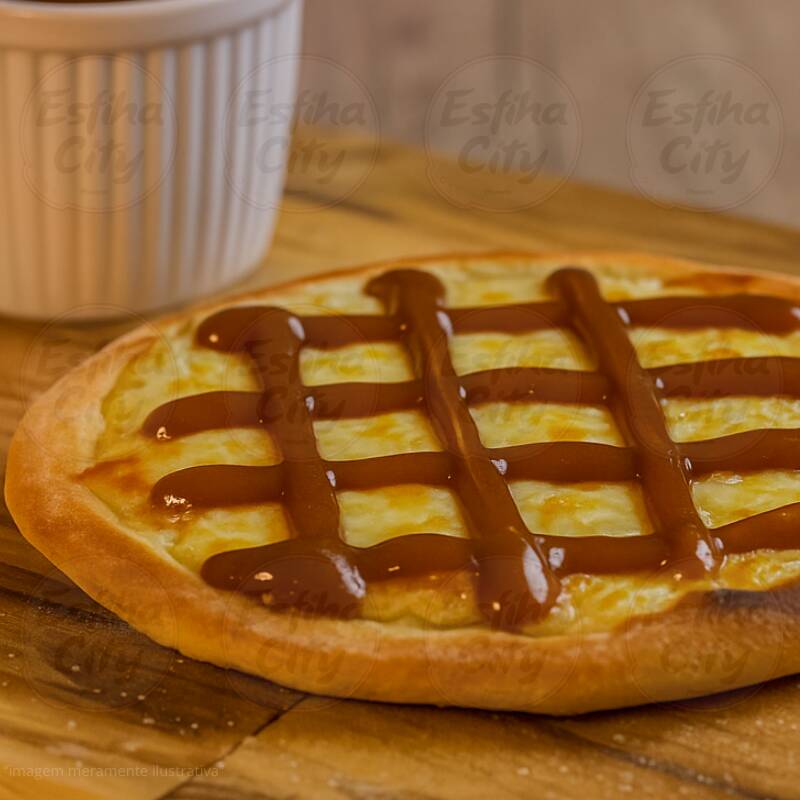 Mussarela derretida com doce de leite cremoso.