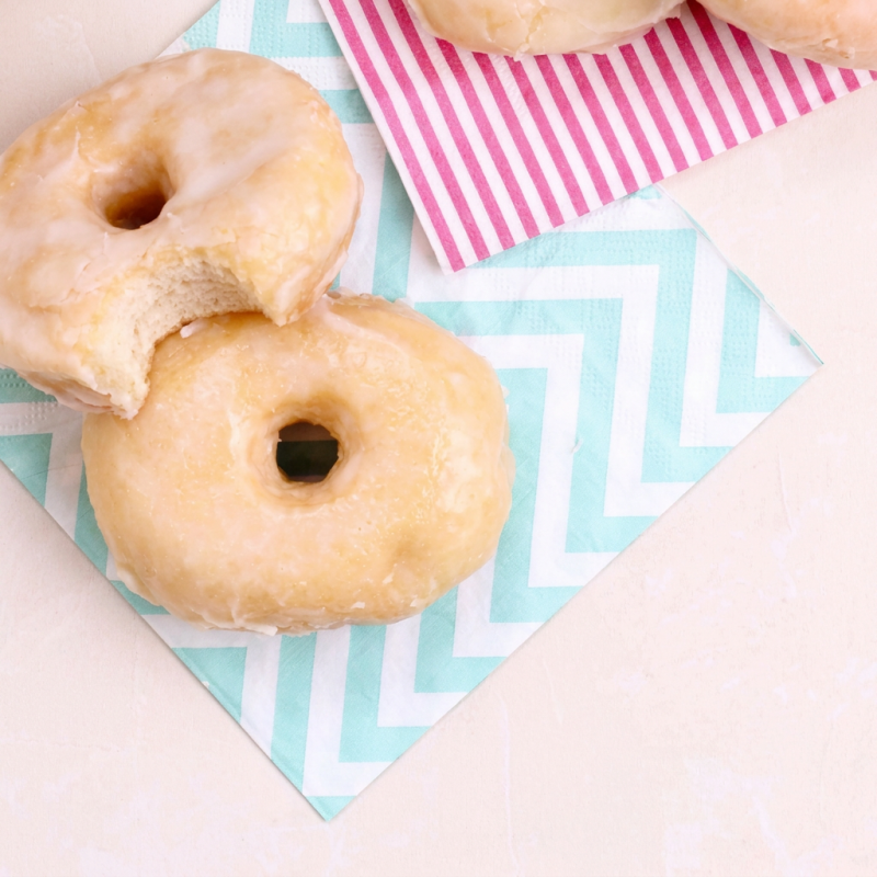 Donuts Glazed leve com fina camada glaceada de açúcar que derrete na boca, trazendo o clássico sabor americano em textura delicada. Ideal para qualquer momento. Peça agora!