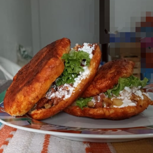 Pambazo de tinga de pollo
