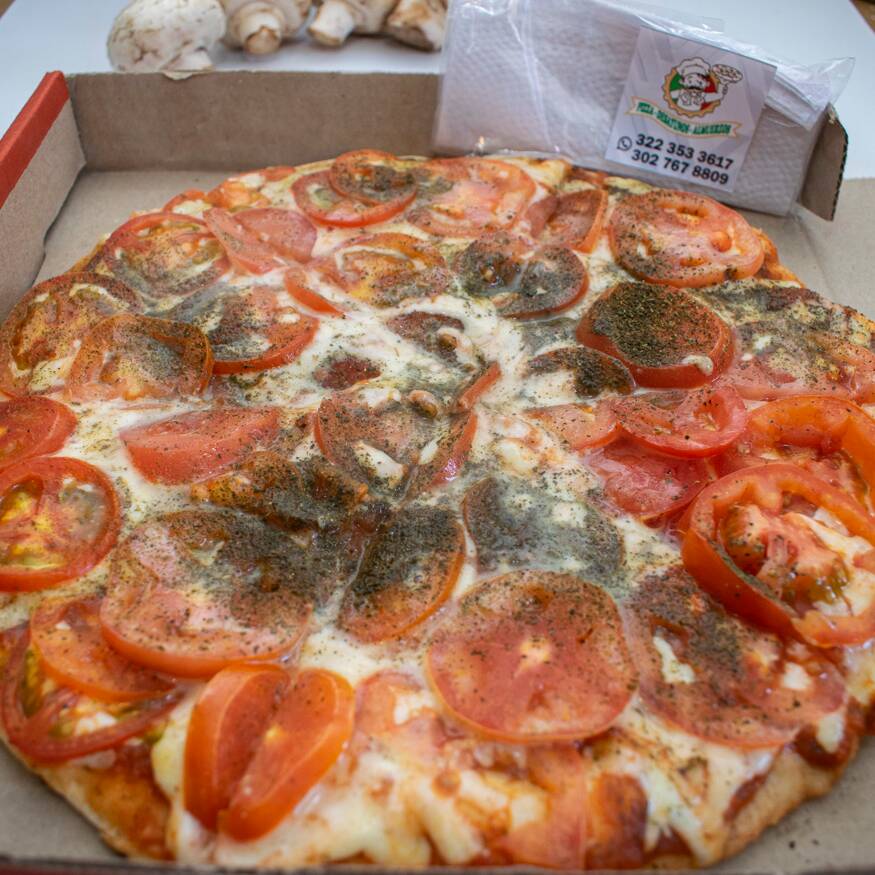 Pizza Salami Tomates Champiñones