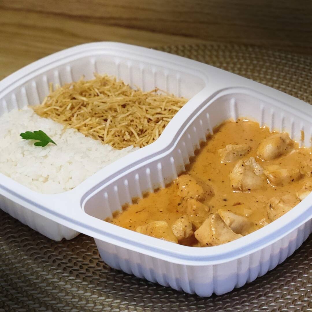 Cubinhos de frango bem temperados no molho cremoso da casa, servidos com arroz branco soltinho e batata palha crocante. Um clássico irresistível para quem ama strogonoff de frango artesanal!
