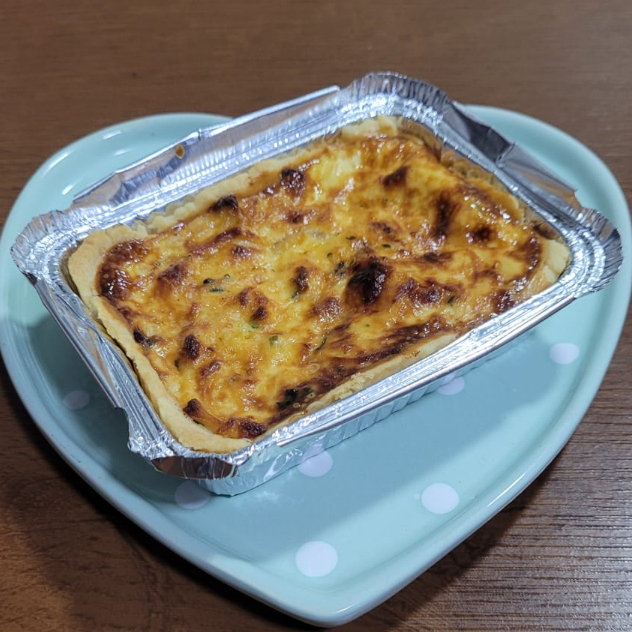 Uma unidade da nossa deliciosa Quiche na marmitinha! Com um recheio cremoso e saboroso de Frango com requeijão. Aprox. 200g.