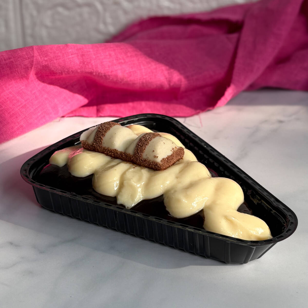 Pizza Brownie recheada com chocolate preto 50% cacau, brigadeiro de Ninho e 2 tabletes de Kinder Bueno White.