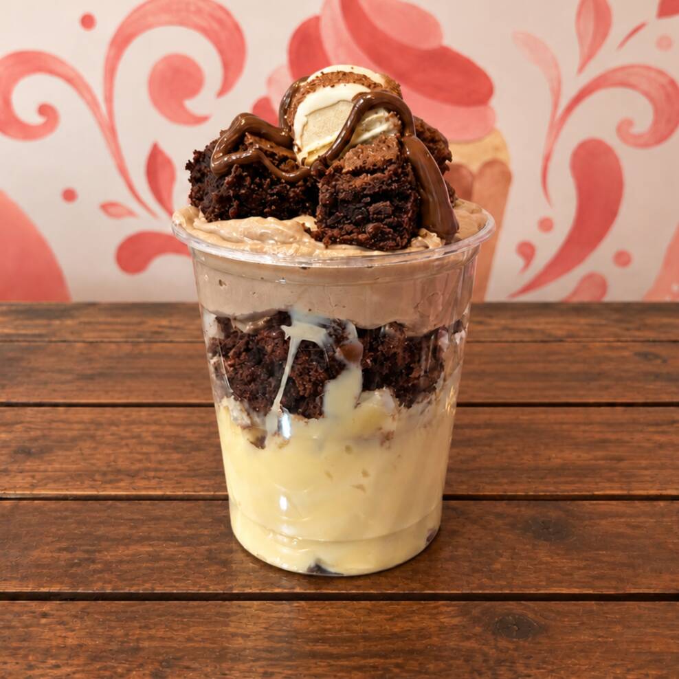 Uma explosão de sabores e texturas que vai te levar ao paraíso do chocolate! Nosso copo reúne camadas irresistíveis: Brownie caseiro (fofinho e chocolatudo) Brigadeiro gourmet branco (cremoso e aveludado) Creme de Kinder (suavidade que derrete) Nutella (cremosa e intensa) Quadradinho de Kinder Bueno (a cereja do bolo!) O sabor do Kinder em cada colherada! Peça já o seu.