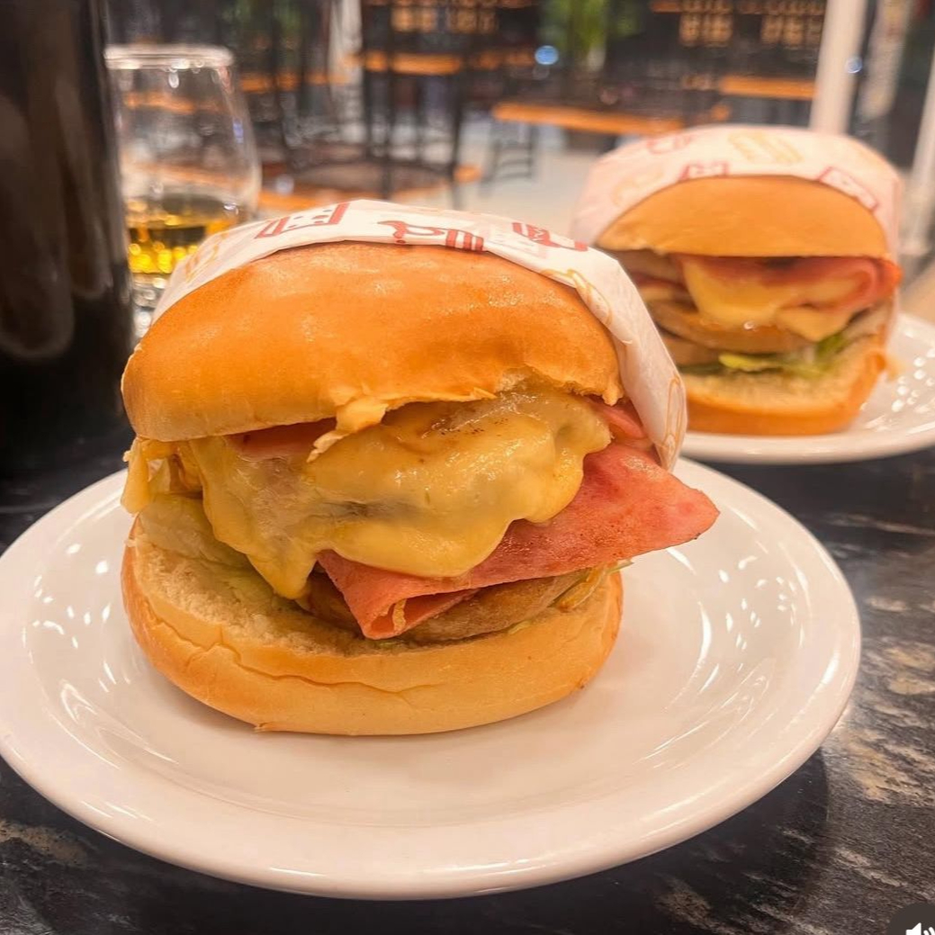 2 hambúrguer, queijo prato,ovo,bacon,e molho especial