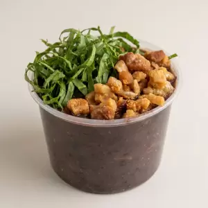 Apresentamos o Feijão Amigo 500ml, da categoria Sopas e Caldos. É uma opção perfeita para quem procura um prato reconfortante e deliciosamente saboroso. O feijão, meticulosamente preparado, ganha um toque especial com a adição de couve fresca e crocante. Para completar, um torresmo de dar água na boca, que traz uma textura inigualável ao prato. Peça sem hesitar, será uma escolha certeira para o seu paladar!