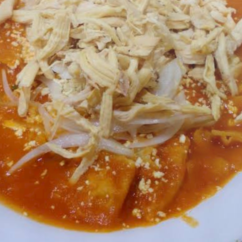 Combo de Chilaquiles Rojos con Pollo
