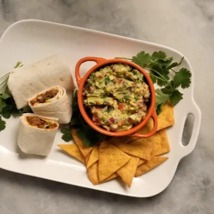 1 burrito recheado com seu sabor preferido, porção de nachos individual e guacamole.