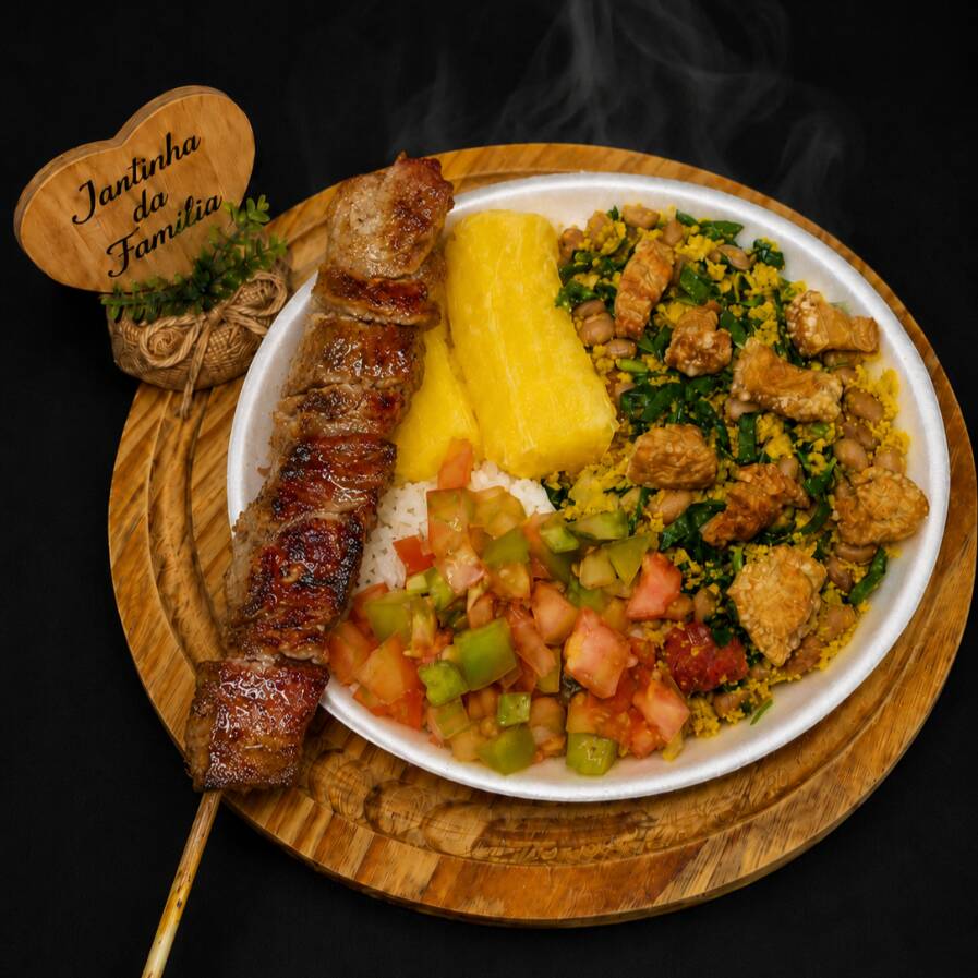 Marmitex Grande completa, bem servida e saborosa, acompanhada de arroz soltinho, feijão tropeiro temperado, mandioca macia e 1 espetinho à sua escolha grátis. Uma refeição maior, feita com capricho e perfeita para quem quer comer bem! Marmitex tamanho 800ml Acompanha 1 espetinho grande à escolha Serve 1 pessoa com mais fartura