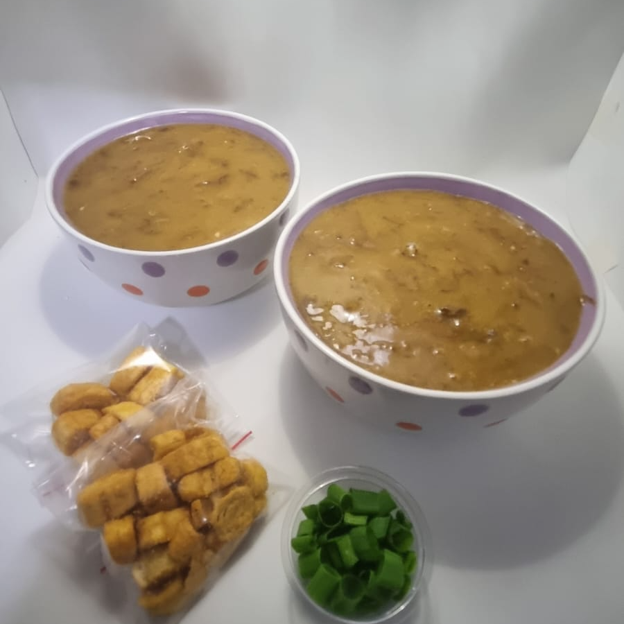 Combo de Um saboroso Caldo de mandioca com Fraldinha desfiada acompanha, Mandioca, Fraldinha desfiada. Acompanha Torrada e Cebolinha.