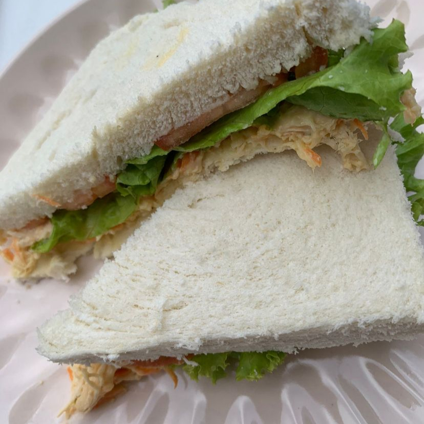 Sanduíche com patê de frango, queijo mussarela, alface e tomate