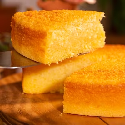 Uma receita irresistível da Casa de Bolos. A deliciosa massa de fubá com muita cremosidade por dentro.
Peso aproximado do bolo: 670 gramas
Rende aproximadamente 11 fatias de 57,5 gramas
Alérgicos: Contém Glúten, Lactose e Coco. Contém leite e derivados, derivados do trigo e ovo.
Para informações de ingredientes e tabela nutricional consulte o site.
Palavra chave: Doce e sobremesa.