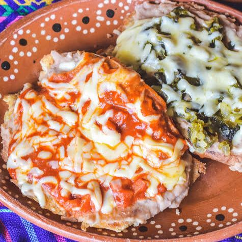 Molletes de Picadillo Rojo