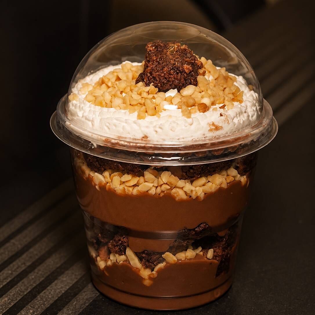 Creme de chocolate, amendoim granulado, pedacinhos de brownie e finalizado com chantilly.