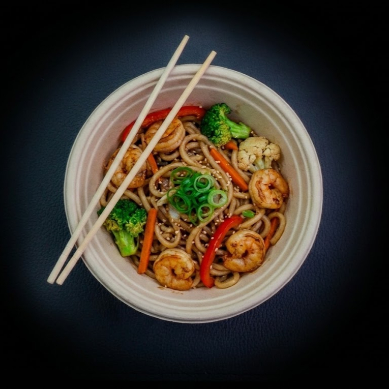 Camarão vannamei salteado no 'sopro da wok' com macarrão udon produzido na casa, repolho, cenoura, brócolis, couve-flor, óleo de gergelim e molho yaki, finalizado com mix de gergelim tostado e cebolinha verde. Picância ajustável (0-5).
