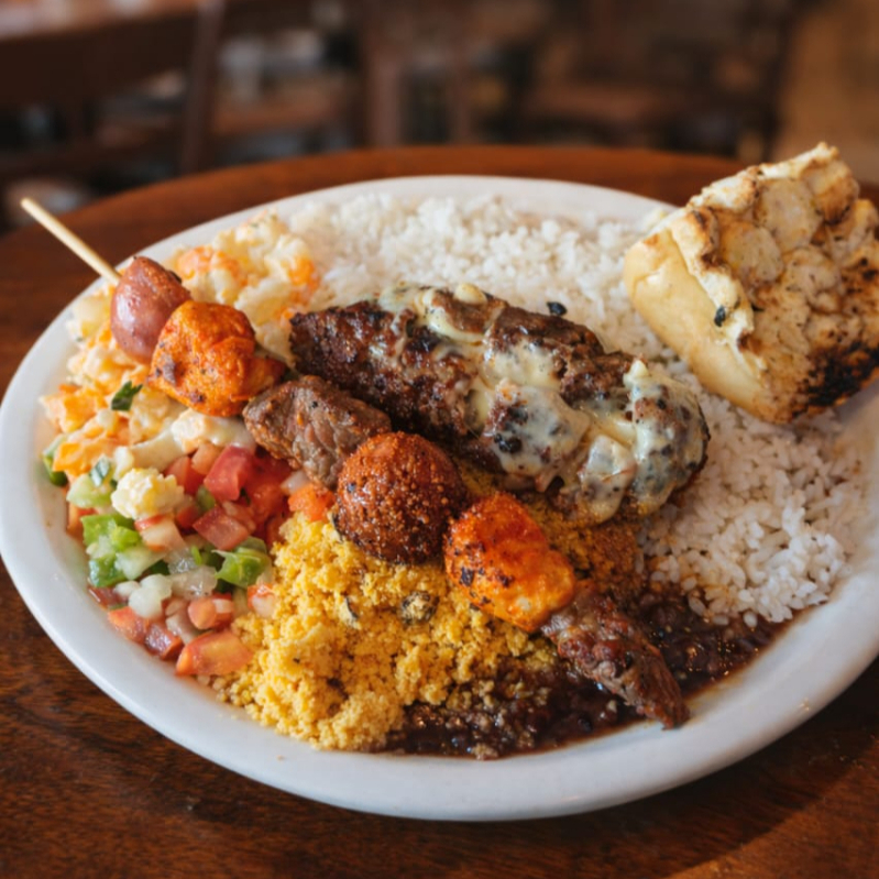 Arroz soltinho, feijão fresco e bem temperado, o melhor molho a campanha que você ja comeu, maionese bem firme preparada com hellmans , farofa bem torradinha estilo nordestino ... Dois espetos de churrasco misto e um pãozinho de alho , pq churrasco sem pão de alho não tem graça ... Acompanha coca Lata