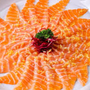 Fatias finíssimas de salmão fresco, delicadamente temperadas com azeite extra virgem, limão siciliano, pimenta rosa e ervas frescas. Uma entrada elegante, leve e cheia de sabor para despertar seu paladar.