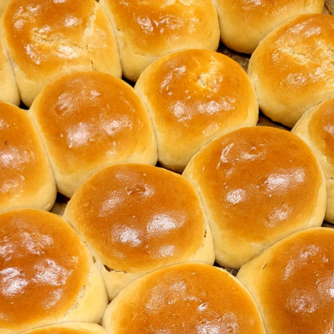 Mini pão fofinho com toque de batata, perfeito para lanches rápidos.