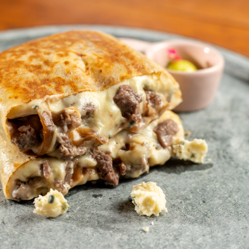 Crepe com massa fina e crocante, recheado com cubos de alcatra refogados, mussarela derretida e molho suave de gorgonzola, combinando sabor marcante e cremosidade na medida certa.