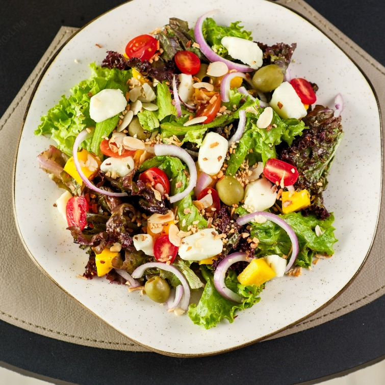 Mix de folhas temperado com azeite de ervas, cubos de frango, mozzarella de búfala, cebola roxa, cerejas vermelhas e mix de oleaginosas. Molho de iogurte.