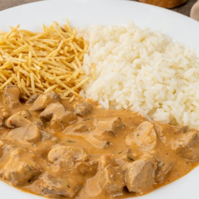 Strogonoff cremoso de Carne com molho caseiro do chefe. Acompanha: Arroz branco e batata palha. Individual 400g