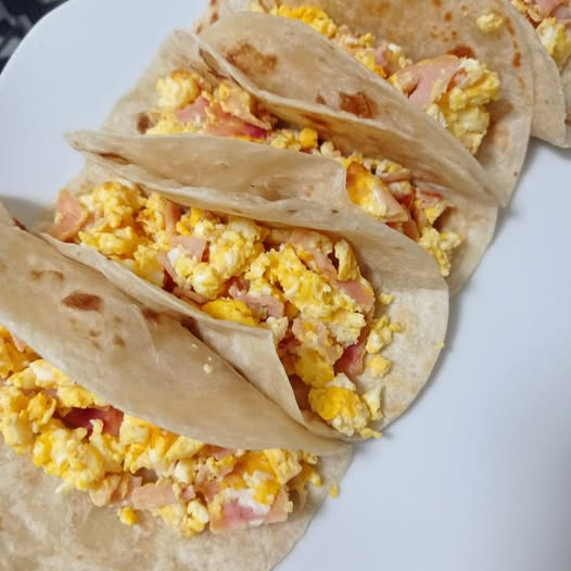 3 Tacos Harina Huevo con Jamon + Cafe