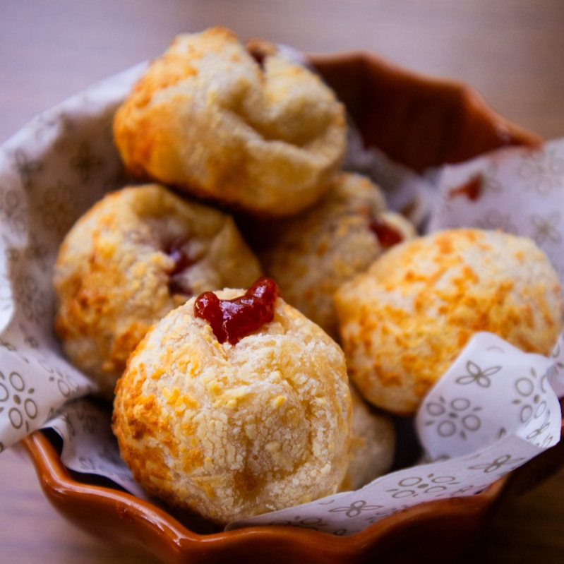 6 unidades de mini pão de queijo tradicional, recheados com goiabada, um clássico mineiro reinventado. Dois acompanhamentos à escolha.