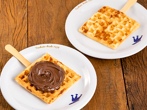 Nosso delicioso Waffle de pão de queijo com 7 opções de cobertura para você escolher.