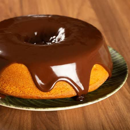 Experimente o melhor bolo de cenoura com cobertura de chocolate de Recife. Massa fofinha com cobertura cremosa de chocolate 50% cacau, uma combinação perfeita que vai te surpreender. Serve até 12 fatias. Aproximadamente 700g.