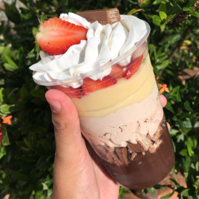 Creme de ninho, creme de chocolate, mousse de ninho, morango e kitkat