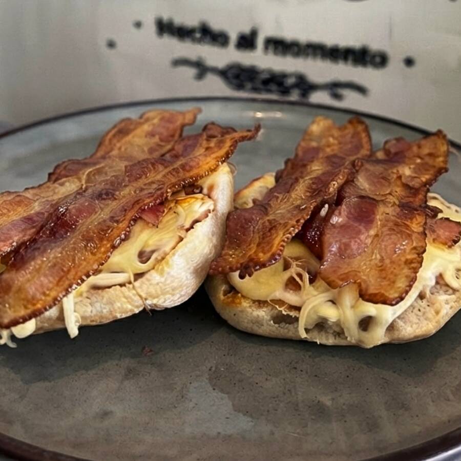 Molletes con Tocino
