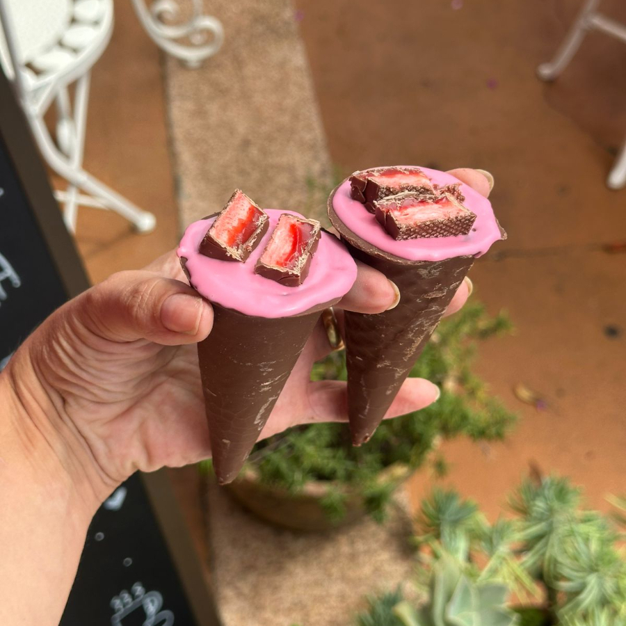 uma deliciosa casquinha crocante banhada no chocolate ao leite ,com recheio aerado de morango,finalizado com 2 pedaços de moranguete!