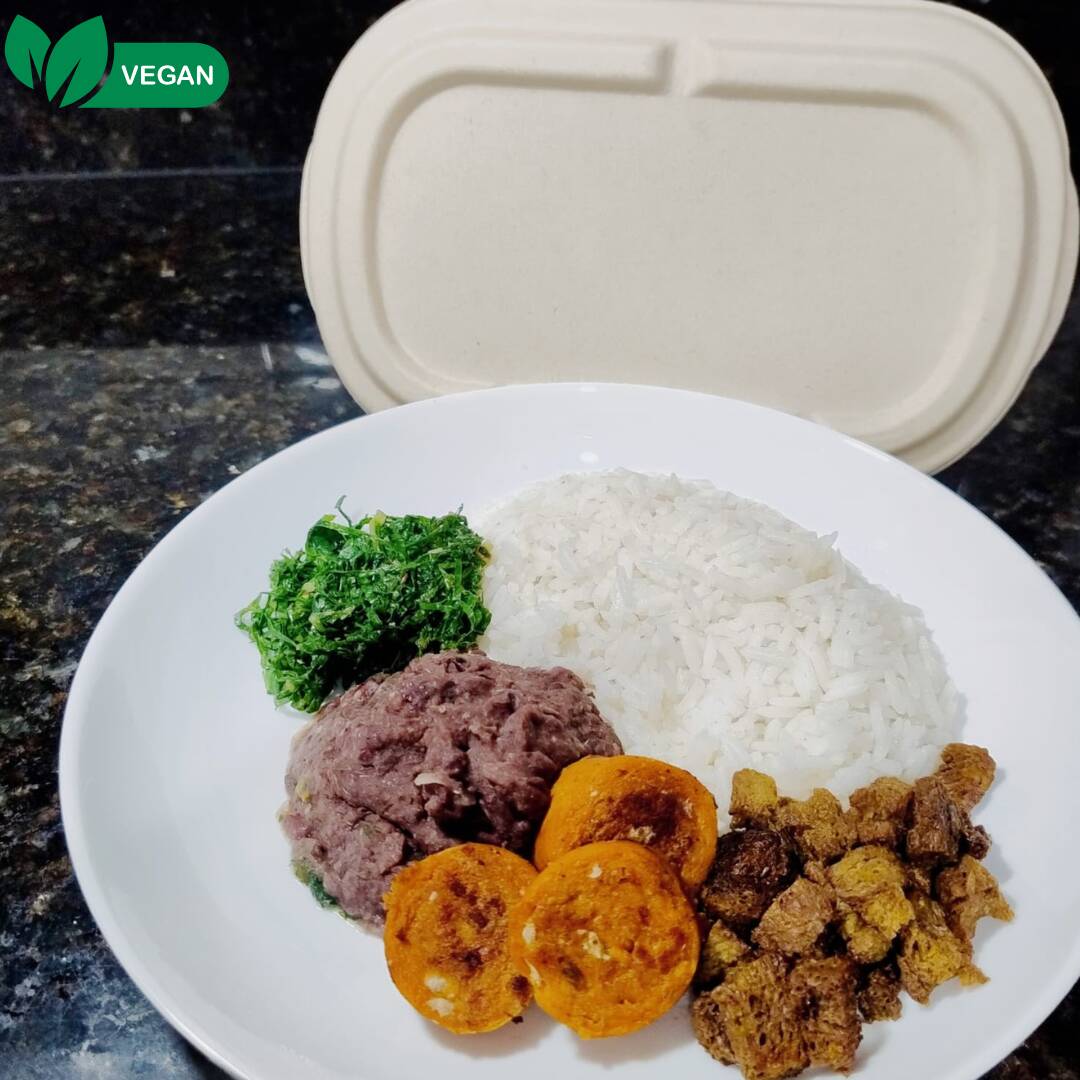 🍴 Tutu de Feijão Vegano Peso: Pequena: 425g Média: 600g Composição: Feijão azuki batido com temperos naturais, proteína de soja em bife, linguiça vegana, arroz integral e couve refogada crocante. Observações: Releitura vegana do prato tradicional mineiro, preparado com carinho, sem conservantes e com ingredientes frescos.