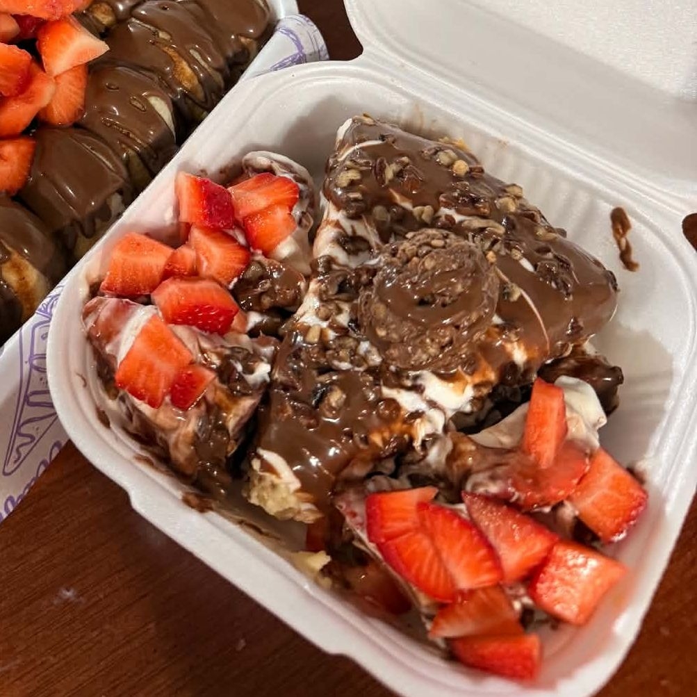 Rebanada de Cheescake Bañado en Fresas con crema