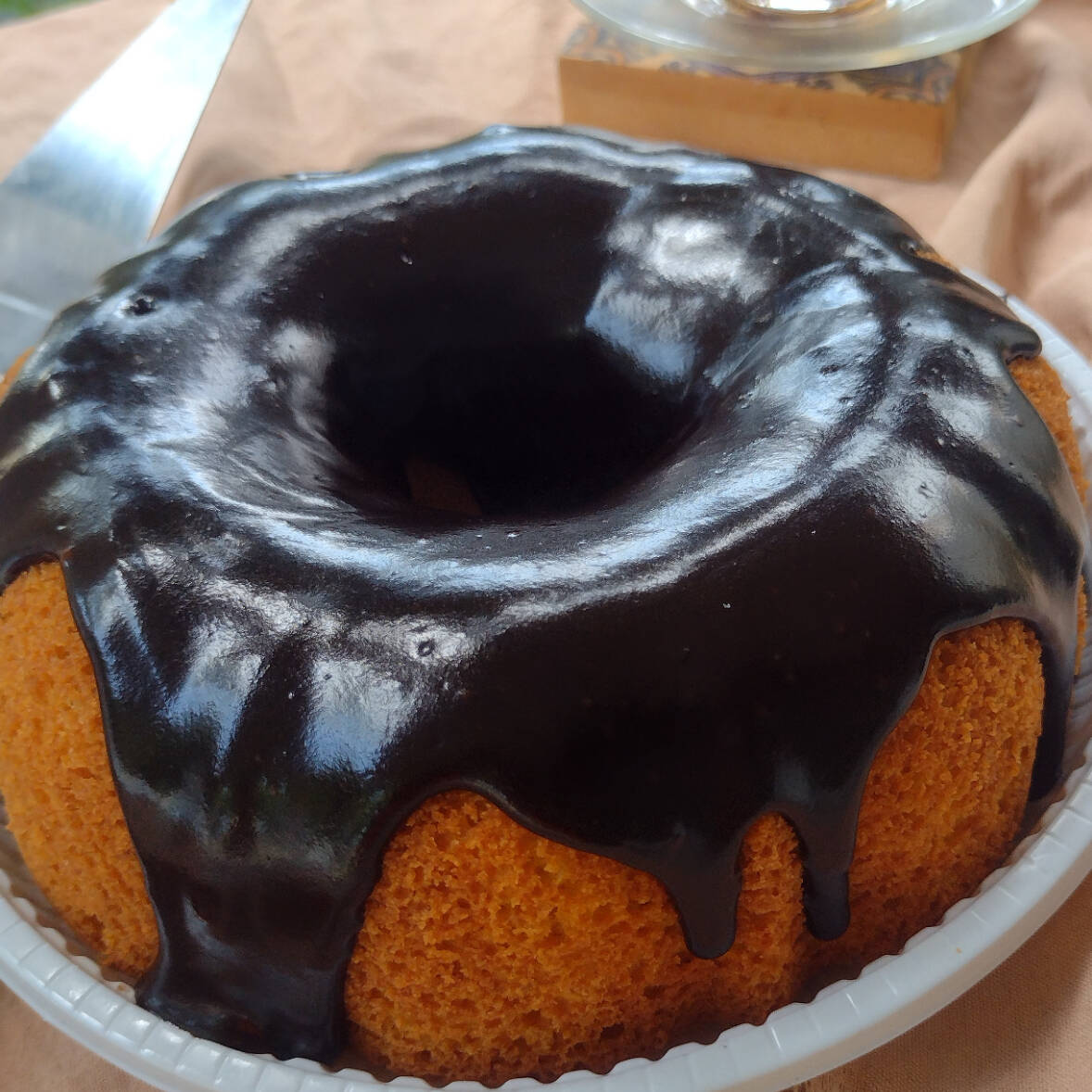 Clássico bolo de cenoura com cobertura cremosa de chocolate, equilibrando leveza e sabor. Um dos queridinhos para o café da tarde. Rende até 6 fatias generosas.